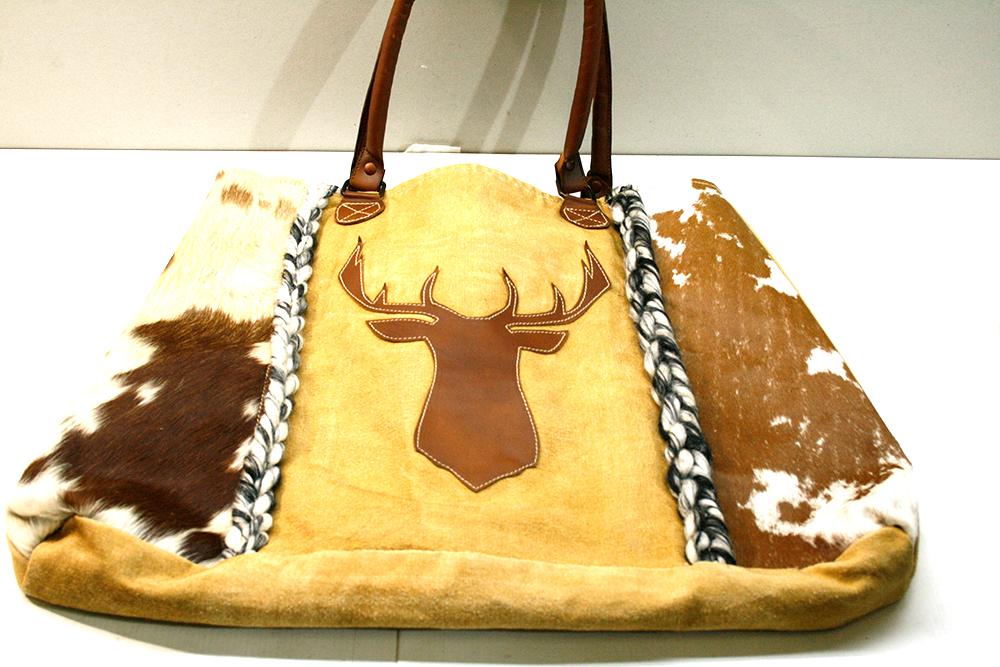 AKAH_78665000_TASCHE_DAVOS-HIRSCH_54x44cm_Ziegenfell_Baumwolle-Leder_www.bayerwald-jagdcenter.de_0.jpg