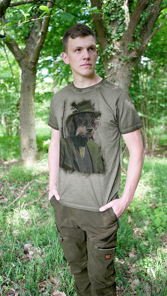 ALMTRACHT_8382-XX_T-Shirt_OSKAR-GREEN_Naturbaumwolle_100Prozent_Dackelmotiv_JAGD_www.bayerwald-jagdcenter.de_0.jpg