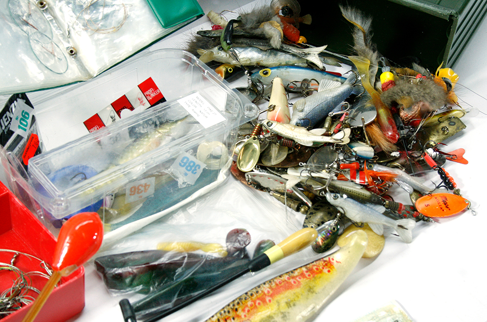 KONVOLUT-31_Diverse-Angelkoeder_Blinker_Wobler_Gummifische_Posen_Vorfaecher_www.bayerwald-jagdcenter.de_0.jpg