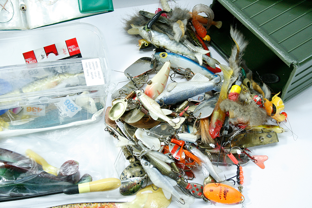 KONVOLUT-31_Diverse-Angelkoeder_Blinker_Wobler_Gummifische_Posen_Vorfaecher_www.bayerwald-jagdcenter.de_0.jpg